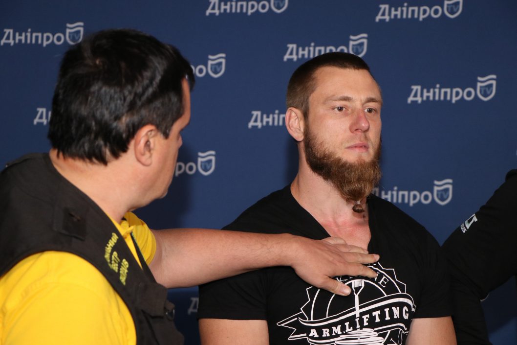 Рекорд Гіннеса та України на підтримку ЗСУ: дніпрянин протягнув на тросі, прикріпленому до шиї, вагон метрополітену - рис. 7