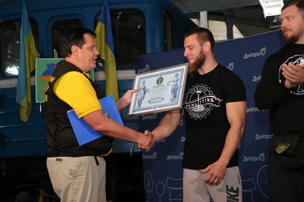 Рекорд Гіннеса та України на підтримку ЗСУ: дніпрянин протягнув на тросі, прикріпленому до шиї, вагон метрополітену - рис. 4