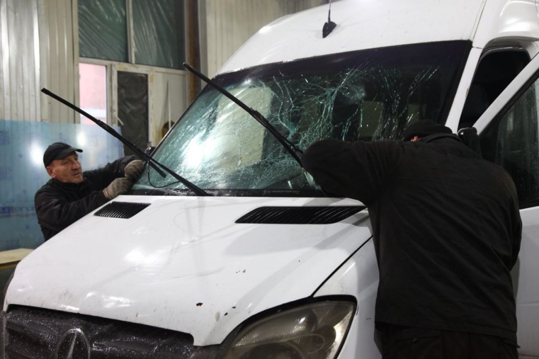 Як у Дніпрі відновлюється автотранспортне підприємство, яке постраждало від ракетного удару - рис. 3