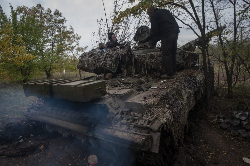 Воины 93-й бригады из Днепропетровщины показали, как танкисты работают по оккупантам на передовой - рис. 2
