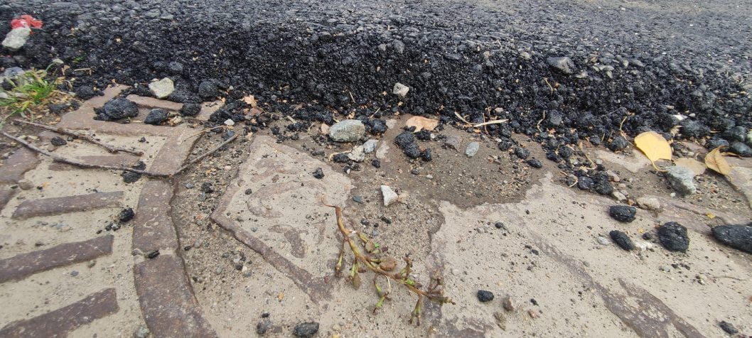 Асфальта хватило только на пол-люка: халтурная работа коммунальщиков Кривого Рога (Фото/Видео) - рис. 2