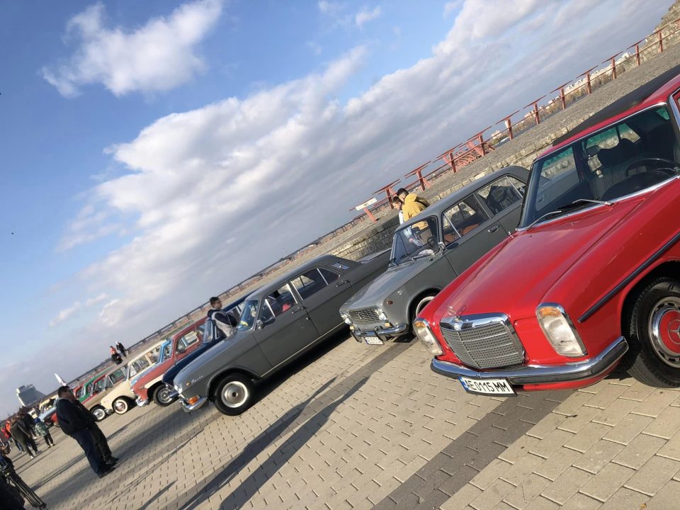 На Набережной в Днепре устроили праздничную выставку ретро-автомобилей ко Дню автомобилиста - рис. 4