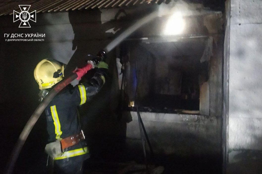 На Дніпропетровщині вночі ліквідували 4 пожежі, на одній постраждала жінка - рис. 2