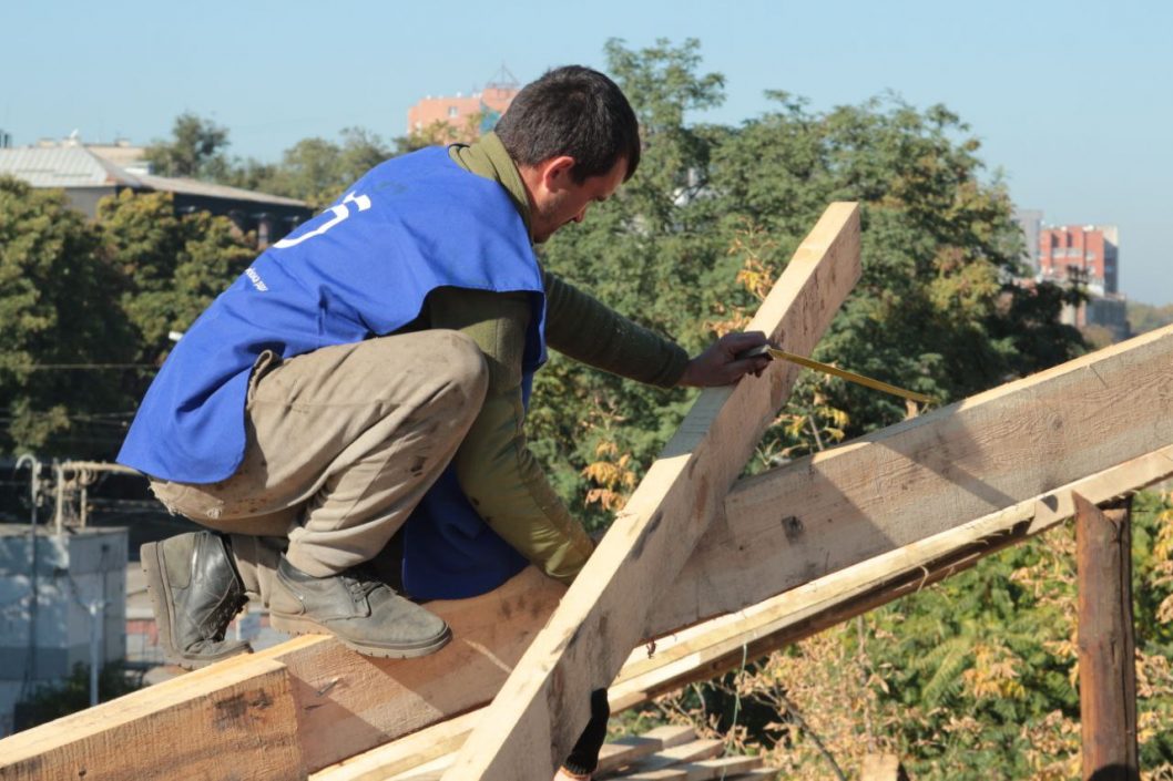 У Дніпрі ремонтують багатоквартирні будинки, постраждалі від ракетних обстрілів - рис. 6
