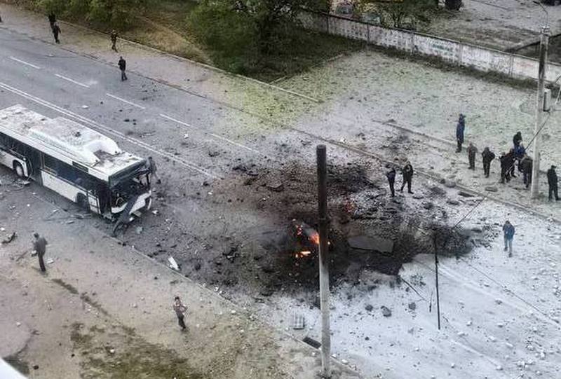 Окупанти нанесли ракетний удар по багатоповерхівці у Дніпрі: відео моменту - рис. 1
