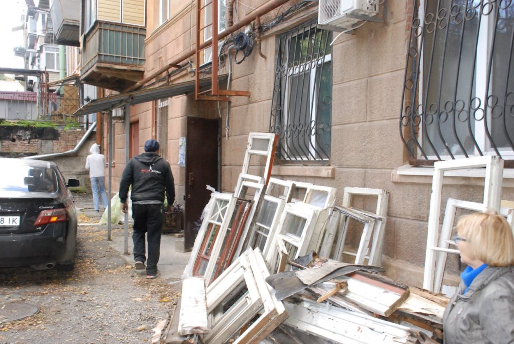 У Дніпрі відновлюють пошкоджені через ракетні удари житлові будинки - рис. 3