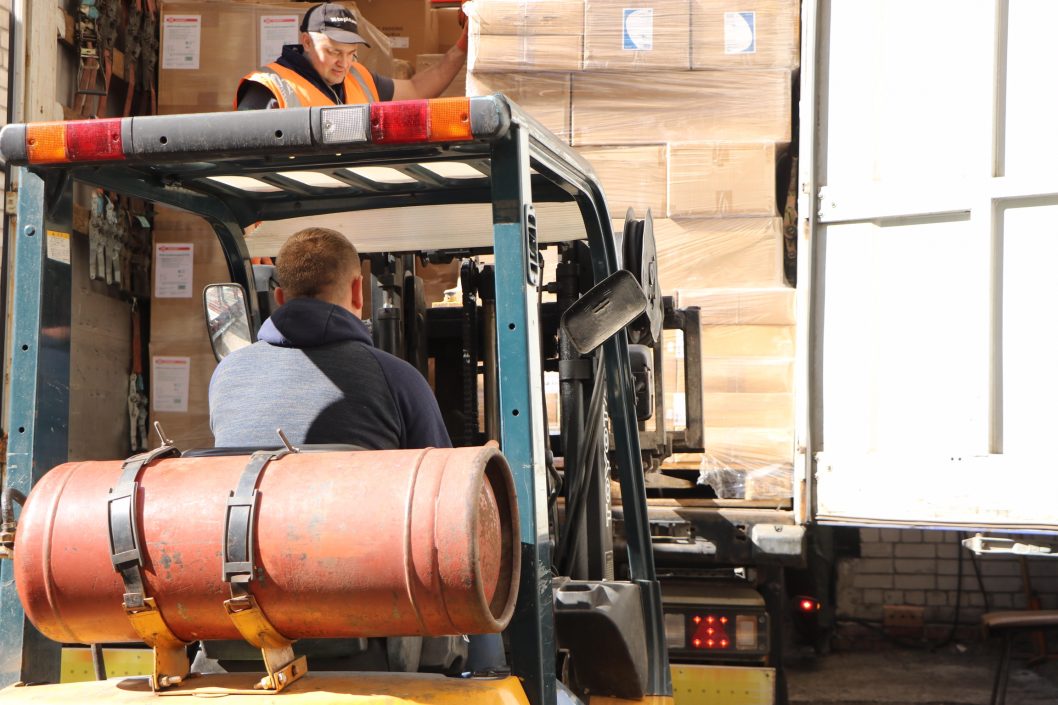 Майже 6 тонн перев’язувальних матеріалів і медзасобів: Дніпро отримав черговий вантаж допомоги - рис. 2