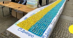 У Дніпрі приготували велетенський синьо-жовтий прапор з ролів (Фото) - рис. 7