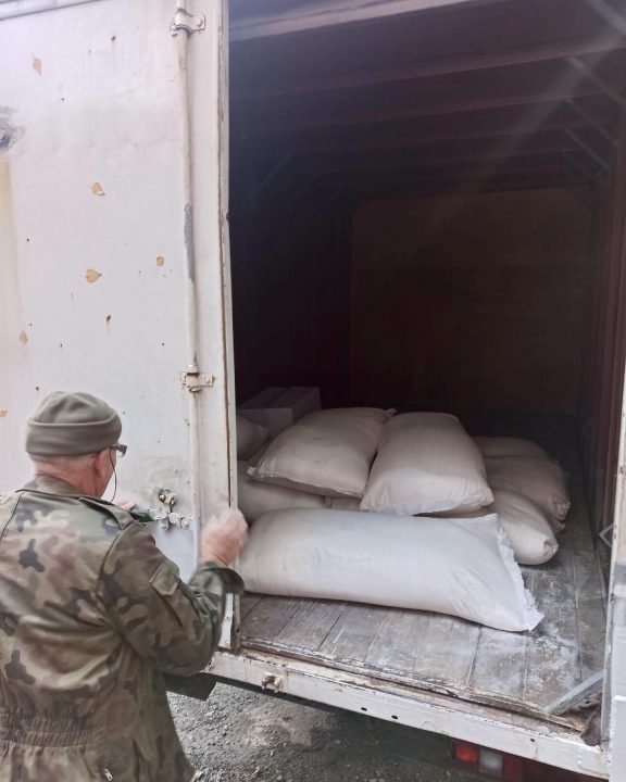 Продукти та теплі речі: волонтери Дніпра передали чергову допомогу для військових і цивільних - рис. 2