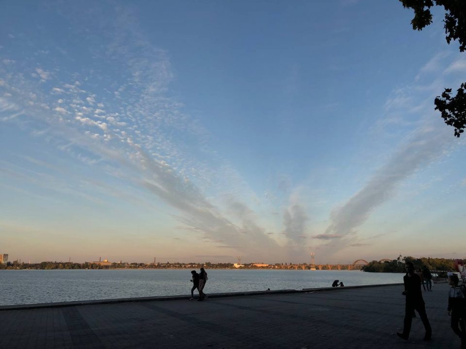 У небі над Дніпром хмари утворили янгола і дракона (Фото) - рис. 1