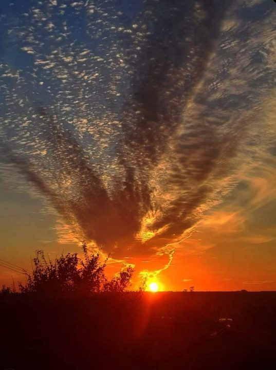 У небі над Дніпром хмари утворили янгола і дракона (Фото) - рис. 6