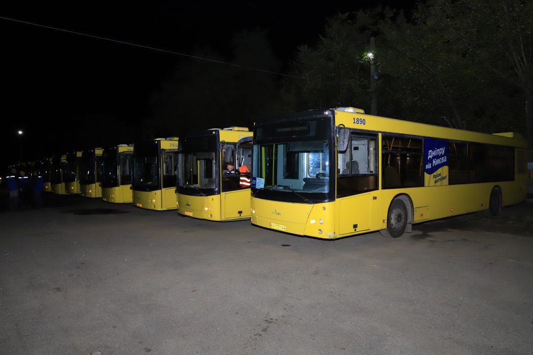 В Днепре на маршруты вышли переданные киевлянами автобусы (Фото) - рис. 15