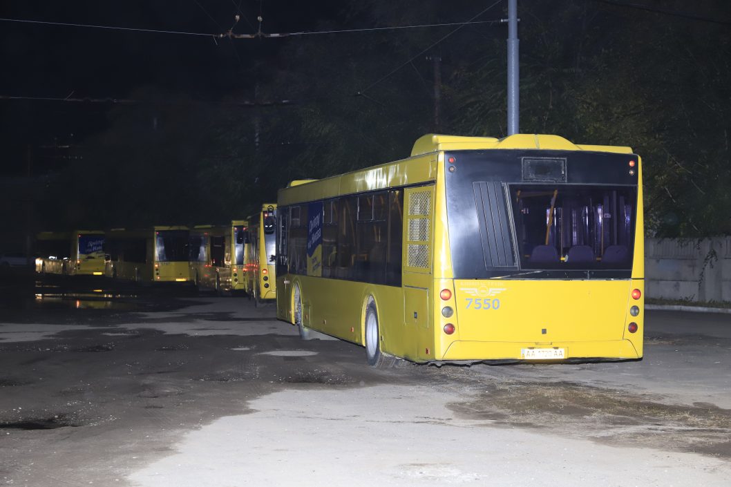 В Днепре на маршруты вышли переданные киевлянами автобусы (Фото) - рис. 1
