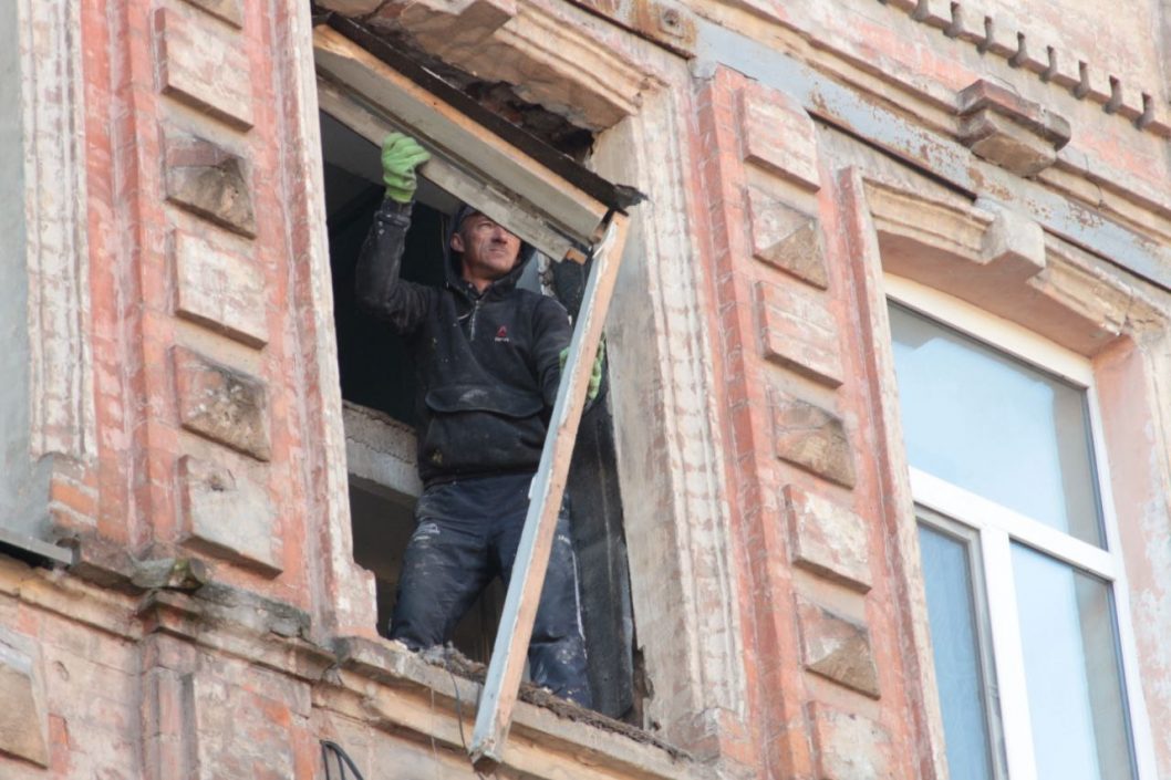 У Дніпрі ремонтують багатоквартирні будинки, постраждалі від ракетних обстрілів - рис. 1