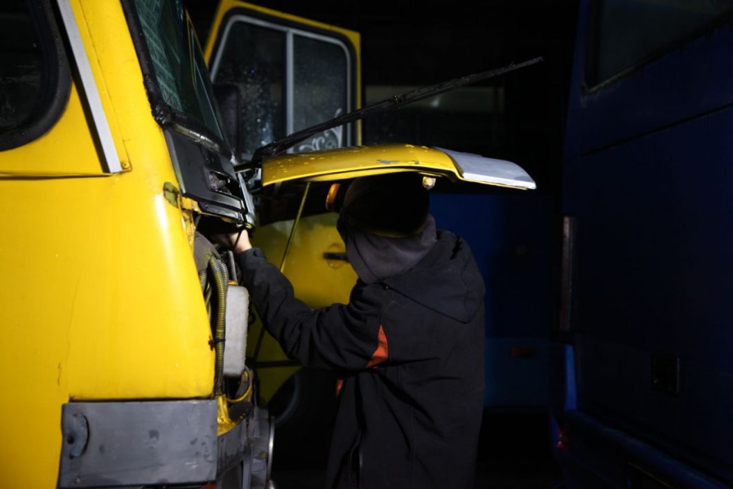 Як у Дніпрі відновлюється автотранспортне підприємство, яке постраждало від ракетного удару - рис. 4