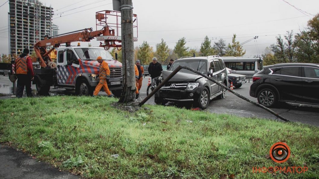У Дніпрі водій Mitsubishi врізався у стовп, пошкодивши лінію електротранспорту - рис. 1