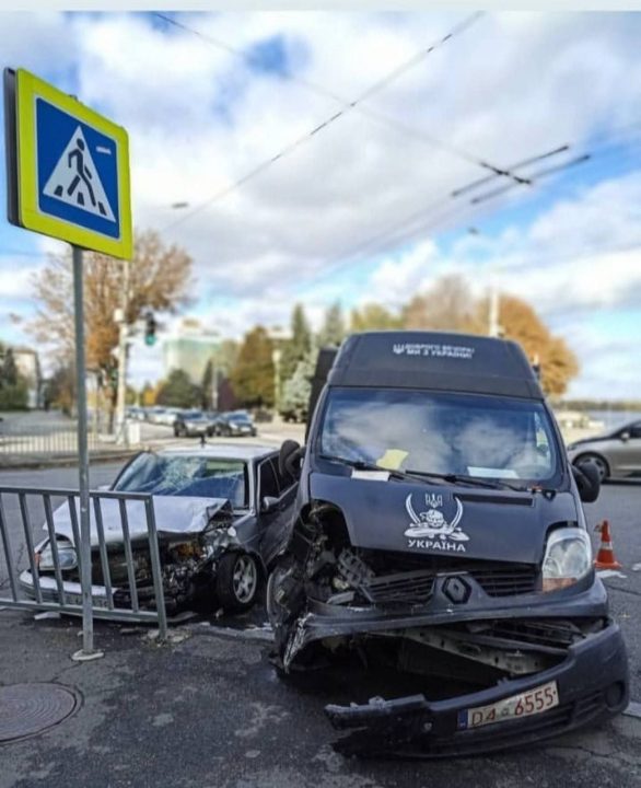 В Днепре на Сичеславской набережной произошло ДТП: пострадавший водитель “Лады” ехал на зеленый сигнал - рис. 2