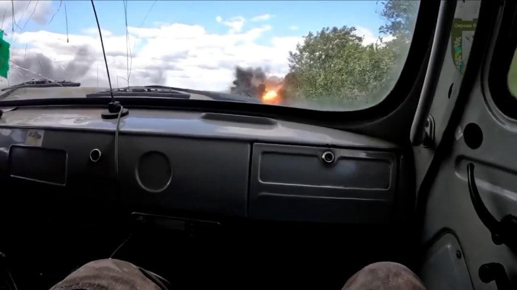 Бійці бригади ТрО Дніпра показали, як вивозять поранених під обстрілами ворога (Відео) - рис. 1