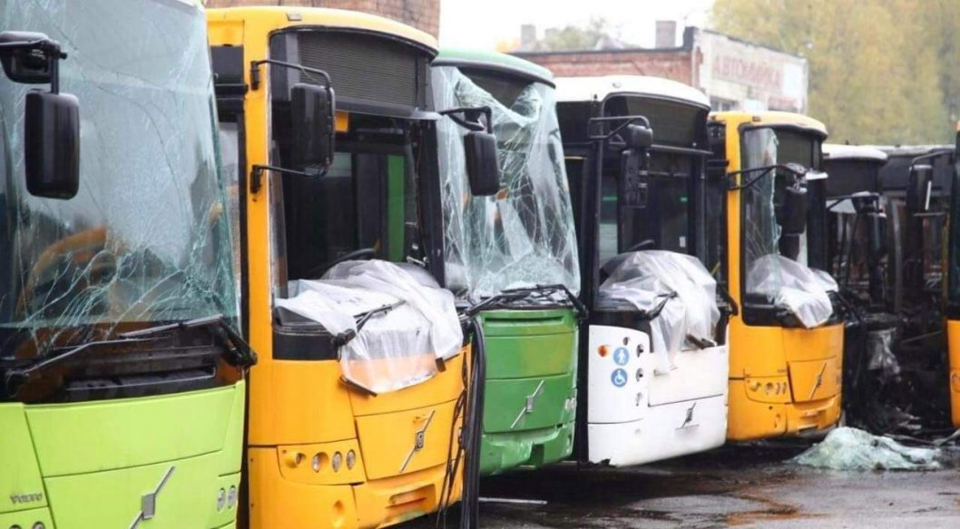 Як у Дніпрі відновлюється автотранспортне підприємство, яке постраждало від ракетного удару - рис. 8