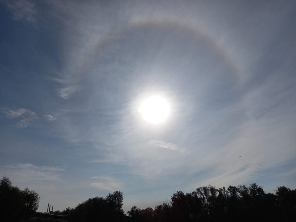 У небі над Дніпром було помічено гало, яке називалося раніше "вогненним мечем янголів" - рис. 1