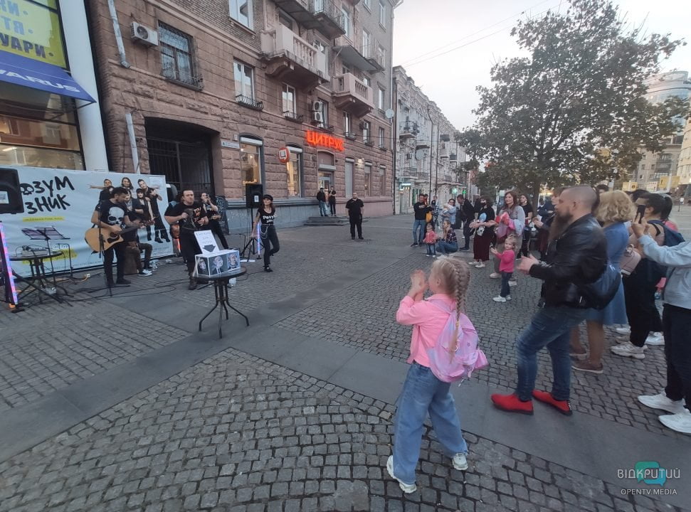Збирали на кулю для путіна: в центрі Дніпра провели благодійний музичний концерт
