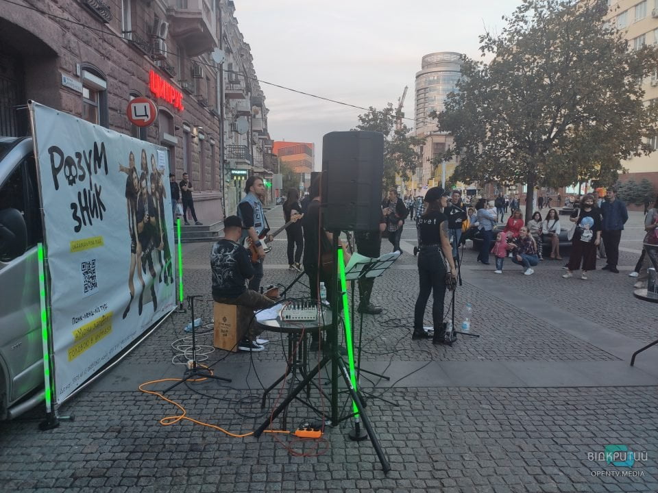 Збирали на кулю для путіна: в центрі Дніпра провели благодійний музичний концерт