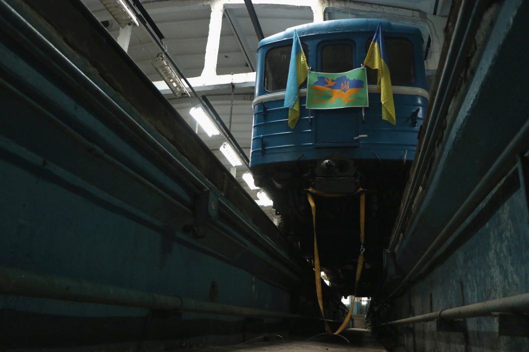 Рекорд Гіннеса та України на підтримку ЗСУ: дніпрянин протягнув на тросі, прикріпленому до шиї, вагон метрополітену - рис. 5