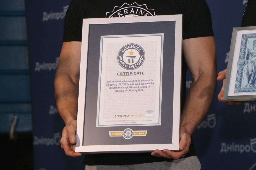 Рекорд Гіннеса та України на підтримку ЗСУ: дніпрянин протягнув на тросі, прикріпленому до шиї, вагон метрополітену - рис. 8