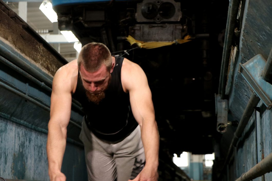 Рекорд Гіннеса та України на підтримку ЗСУ: дніпрянин протягнув на тросі, прикріпленому до шиї, вагон метрополітену - рис. 2