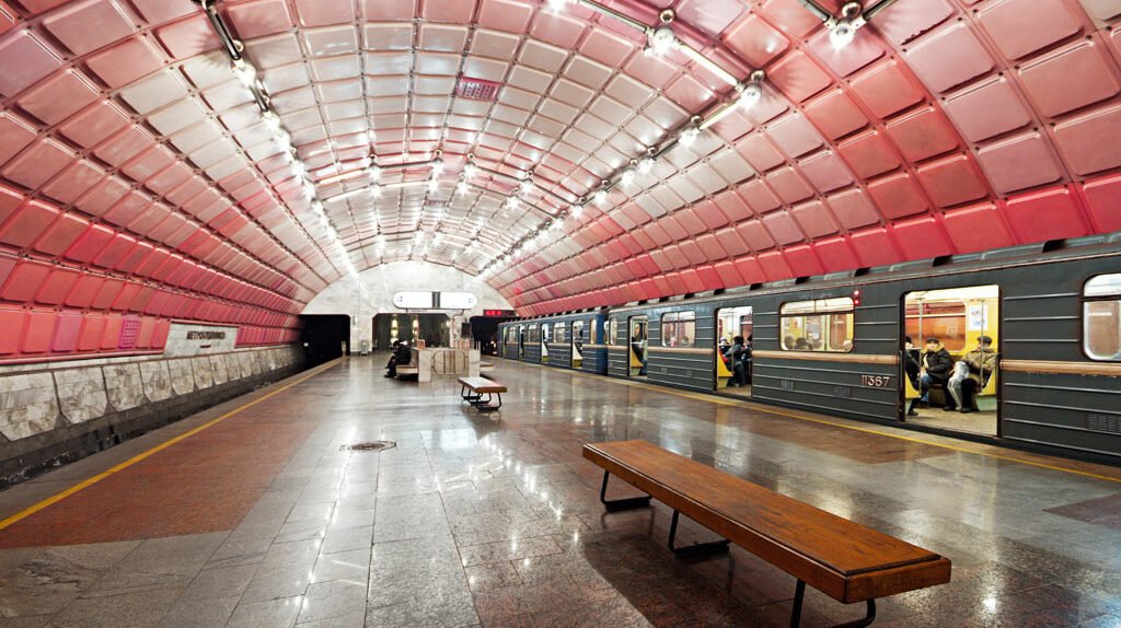 В Днепровском метро ради экономии электричества увеличили интервалы движения в межпиковые часы - рис. 1