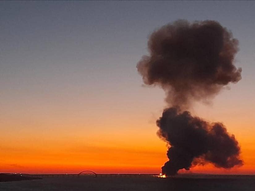 Подробности масштабного пожара на Крымском мосту: горят цистерны с топливом (Фото/Видео) - рис. 6