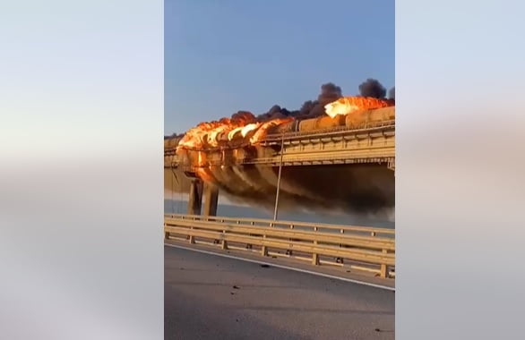 Подробности масштабного пожара на Крымском мосту: горят цистерны с топливом (Фото/Видео) - рис. 3