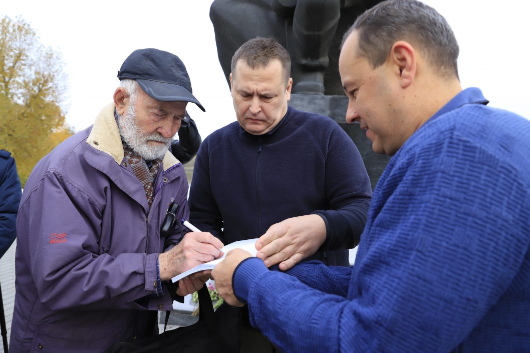 В годовщину освобождения Днепра во Второй мировой мэр передал украинским защитникам очередную партию техники - рис. 5