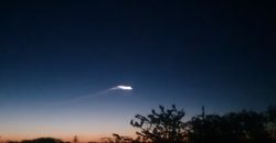 В небе над Днепром на рассвете проплыло светящееся облако (Фото) - рис. 1