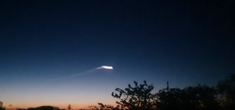 В небе над Днепром на рассвете проплыло светящееся облако (Фото) - рис. 1