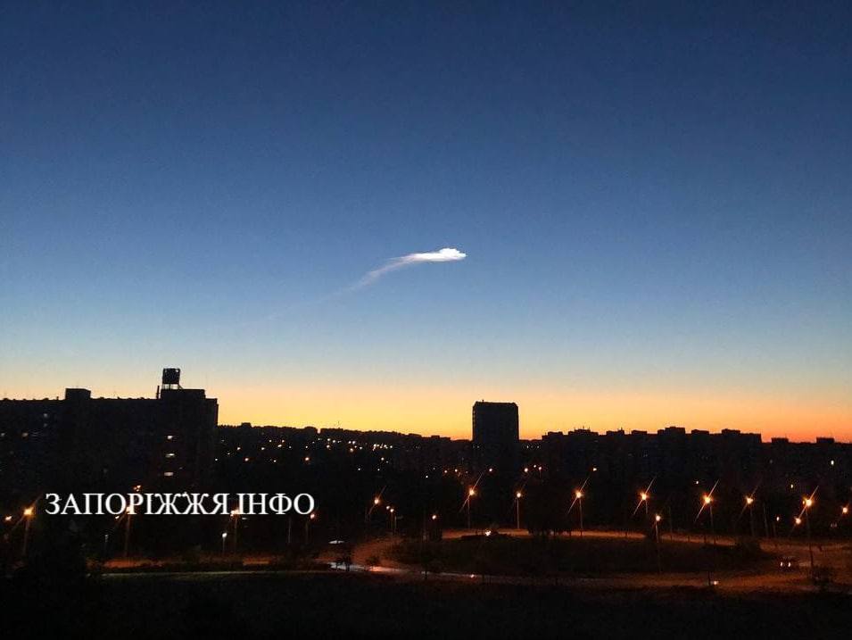 В небе над Днепром на рассвете проплыло светящееся облако (Фото) - рис. 2