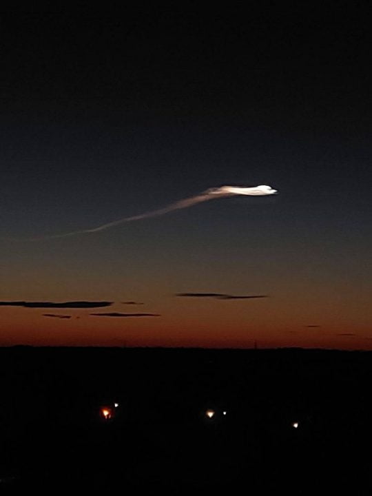 В небе над Днепром на рассвете проплыло светящееся облако (Фото) - рис. 3