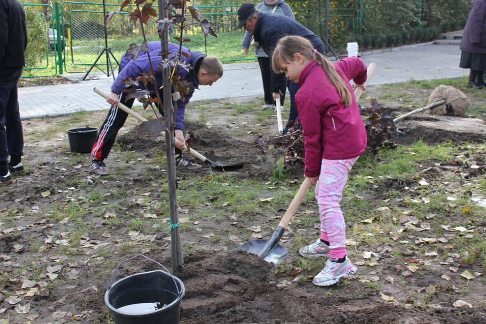 У Новомосковську висадили алею на честь героїв, які загинули за свободу України - рис. 1