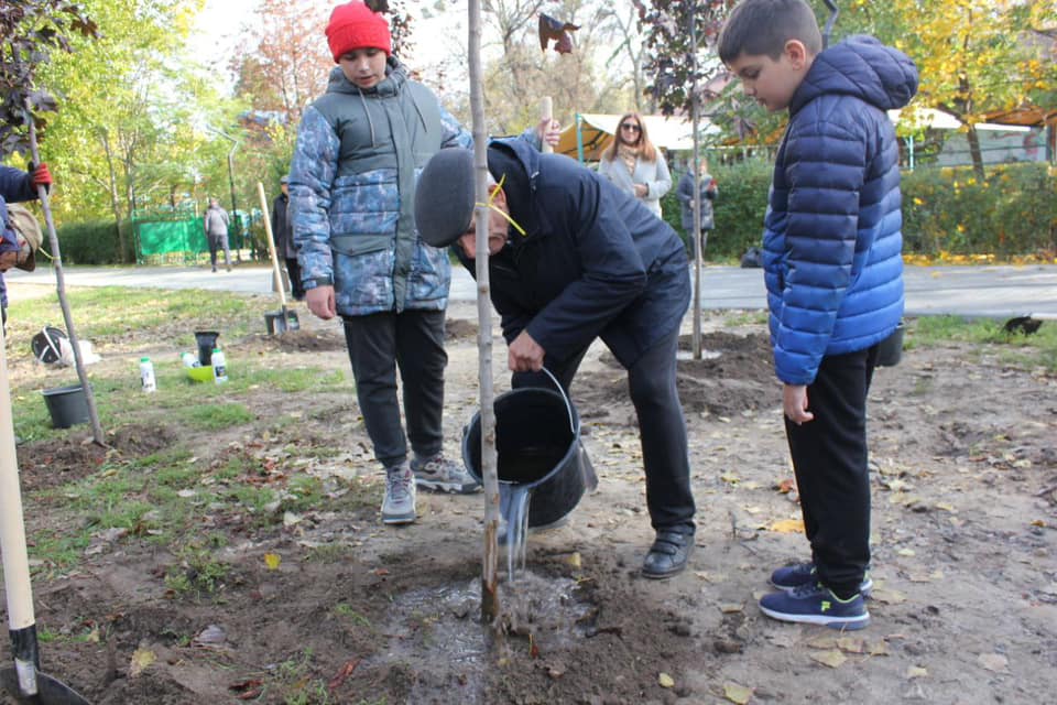 У Новомосковську висадили алею на честь героїв, які загинули за свободу України - рис. 2