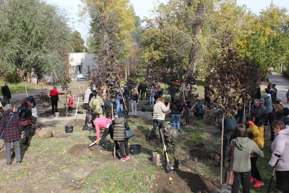 У Новомосковську висадили алею на честь героїв, які загинули за свободу України - рис. 4