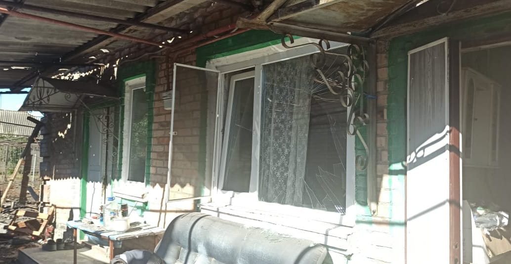 Поліція показала наслідки обстрілу окупантами Нікопольського району Дніпропетровщини (Фото) - рис. 3