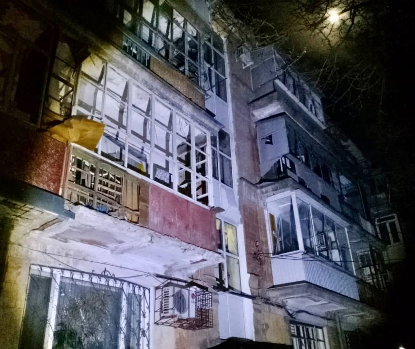 Враг минувшей ночью бил по четырем районам Днепропетровщины: сильные разрушения в Никополе (Фото) - рис. 1