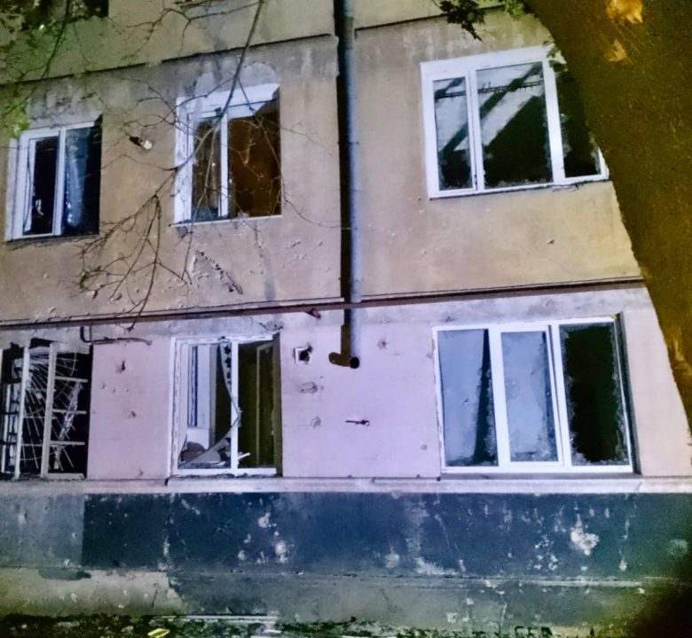 Ворог минулої ночі бив по чотирьох районах Дніпропетровщини: сильні руйнування у Нікополі (Фото) - рис. 2