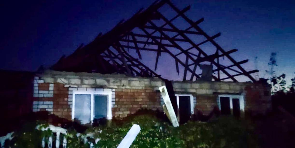 Окупанти вночі 6 разів обстріляли території Нікопольського району: пошкоджені будинки та ЛЕП - рис. 1