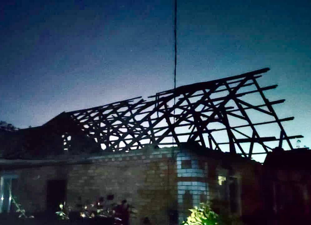 Окупанти вночі 6 разів обстріляли території Нікопольського району: пошкоджені будинки та ЛЕП - рис. 2