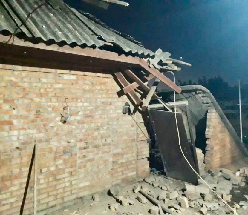 Оккупанты ночью 6 раз обстреляли территории Никопольского района: повреждены дома и ЛЭП - рис. 4