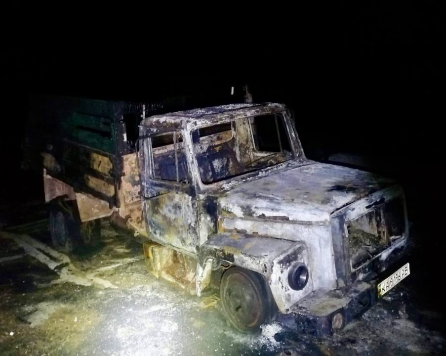 Розбиті будинки та автомобілі: окупанти вночі випустили 70 снарядів по Нікопольському району - рис. 1