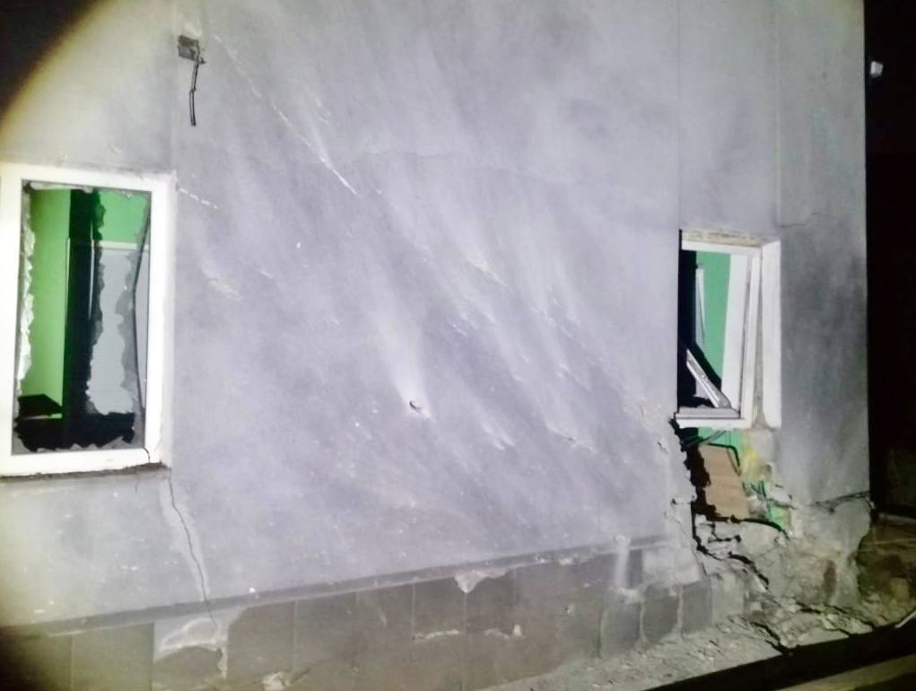 Розбиті будинки та автомобілі: окупанти вночі випустили 70 снарядів по Нікопольському району - рис. 2