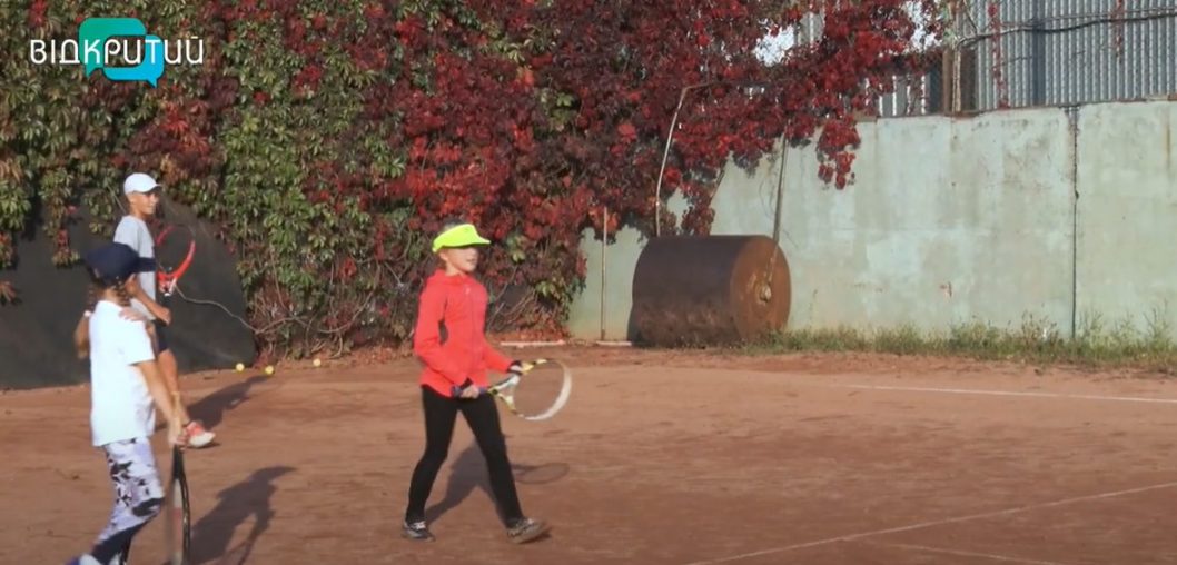У Дніпрі організували безкоштовний тенісний клуб для переселенців - рис. 1