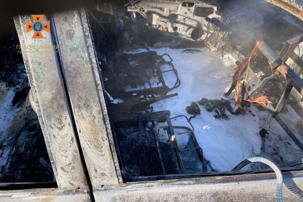 У Дніпрі рятувальники загасили легковий автомобіль, шо загорівся (Фото) - рис. 3
